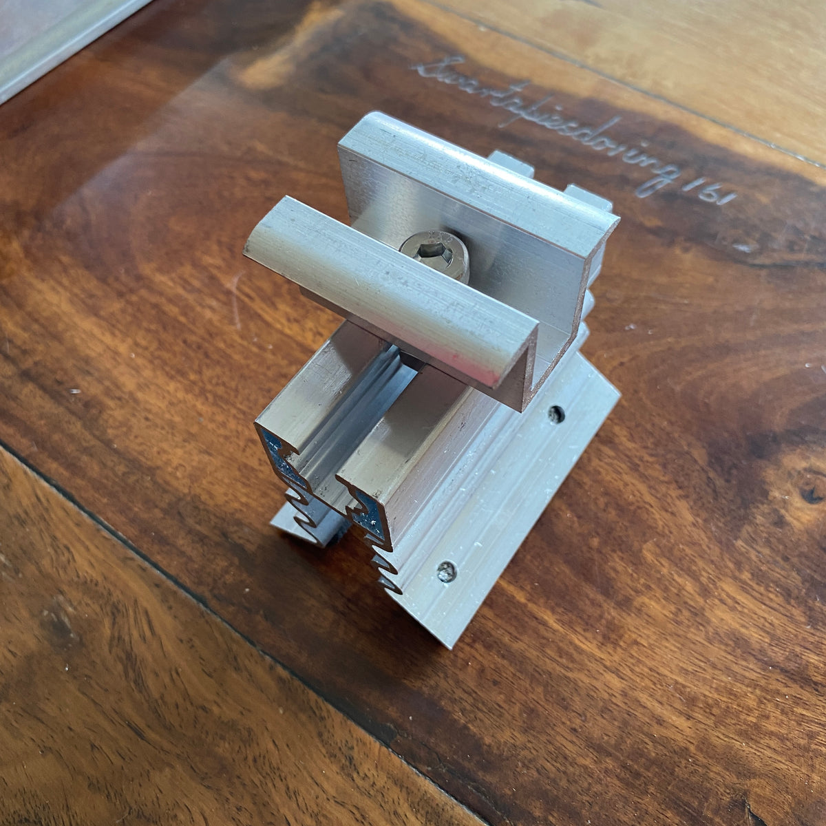 Axe Struct Railless Corrugated Bracket for Solar Panels